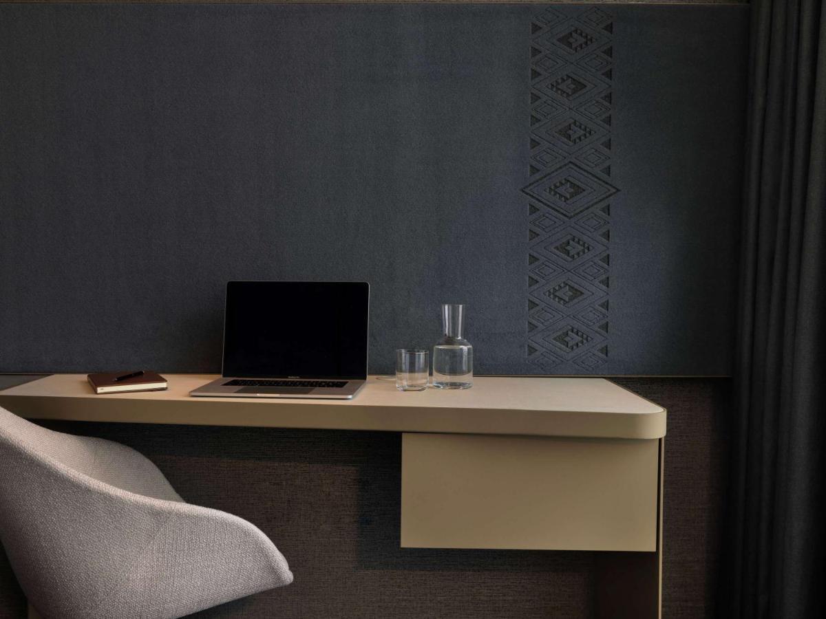 Hotel Pullman Auckland Airport Extérieur photo A wall decorated with a stencil