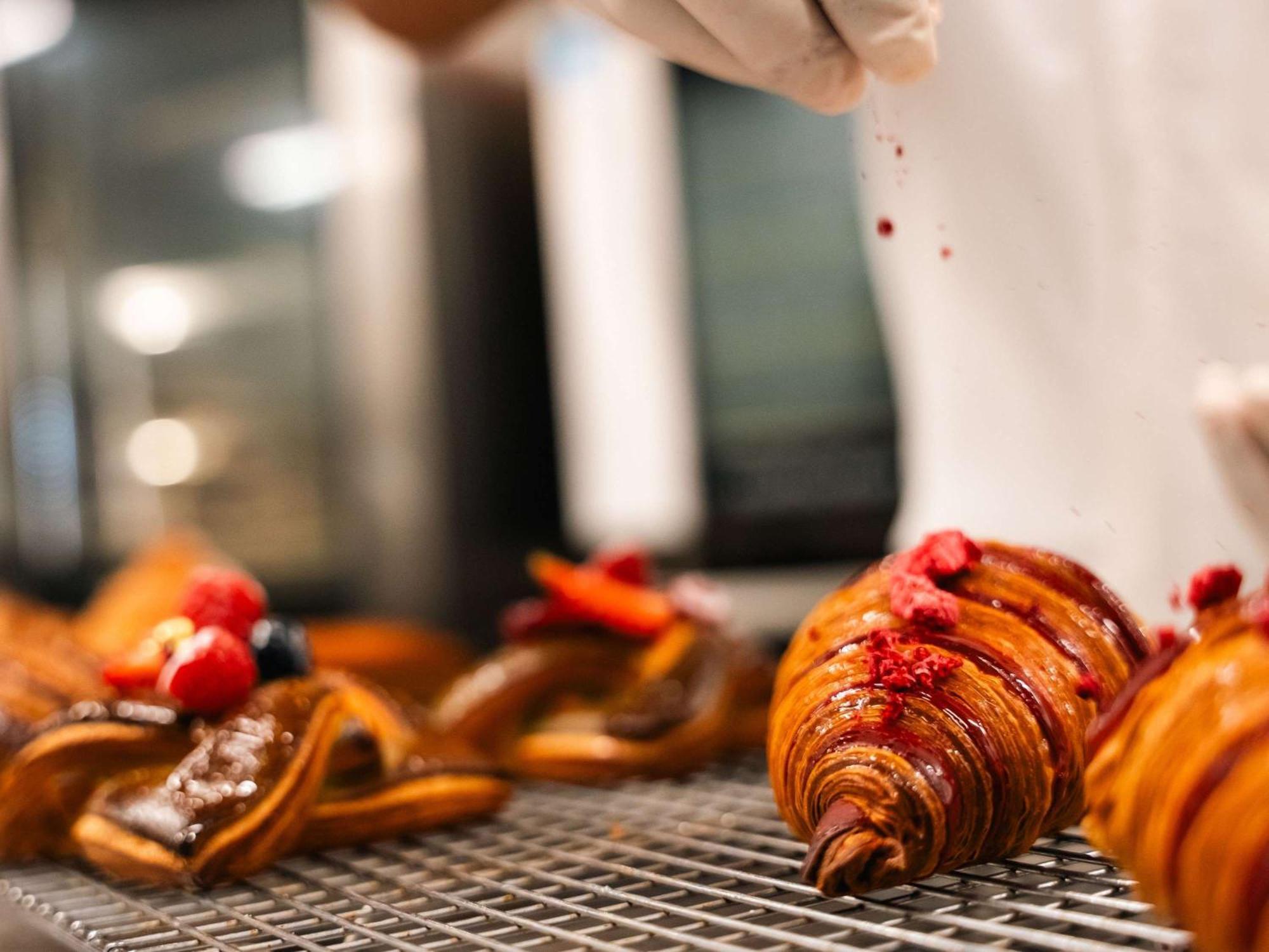 Hotel Pullman Auckland Airport Extérieur photo Croissants being dusted with powdered sugar