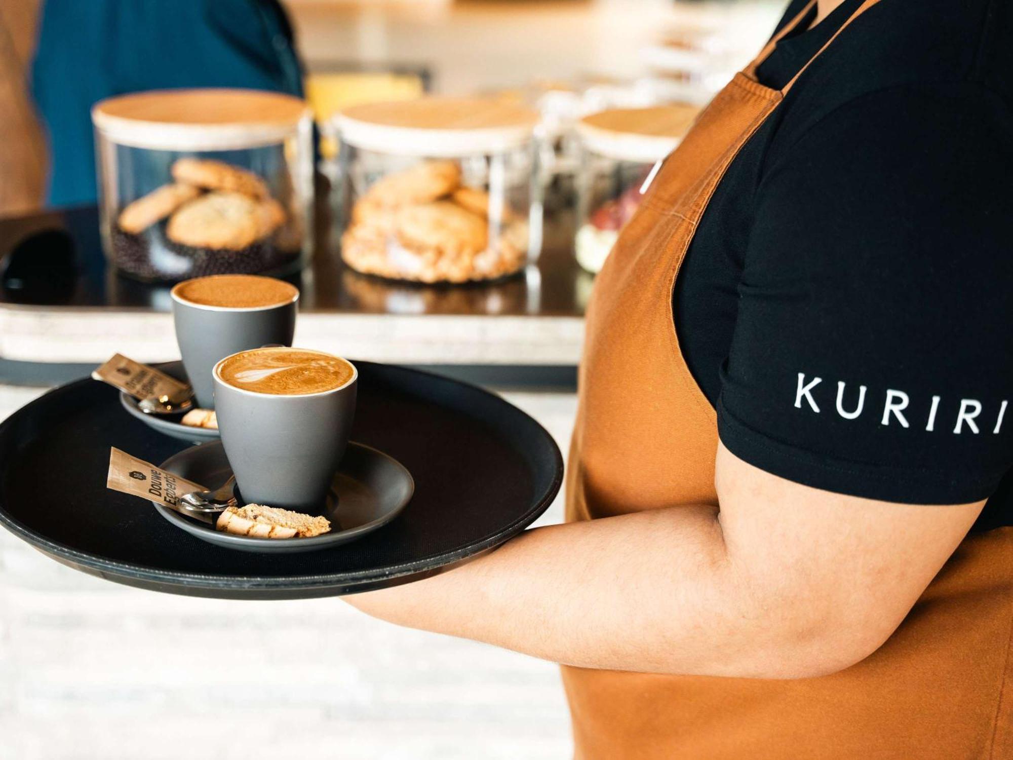 Hotel Pullman Auckland Airport Extérieur photo A server holding a tray of coffee